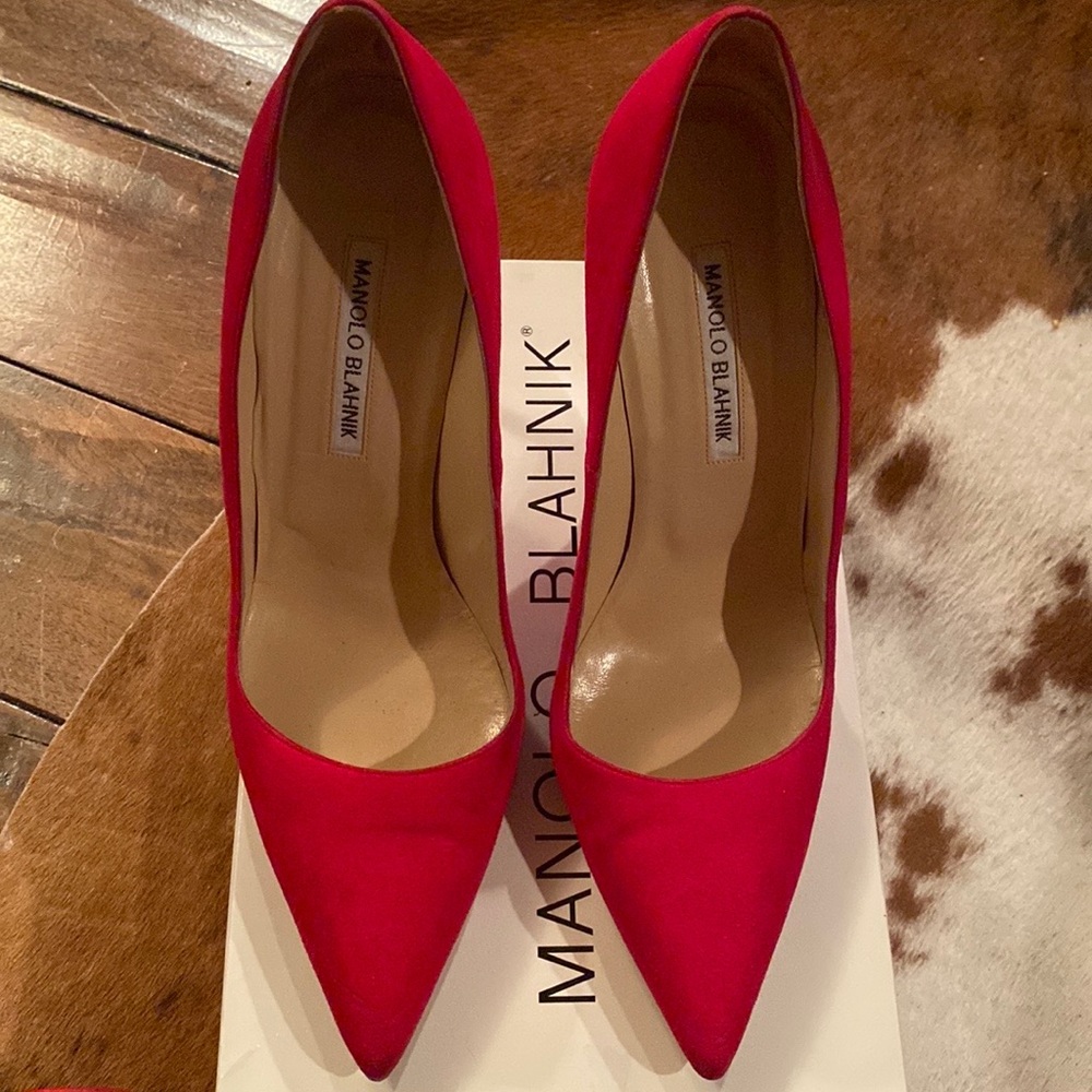 Manolo Blahnik fuchsia pink suede 4 inch heel pumps. Size 40.